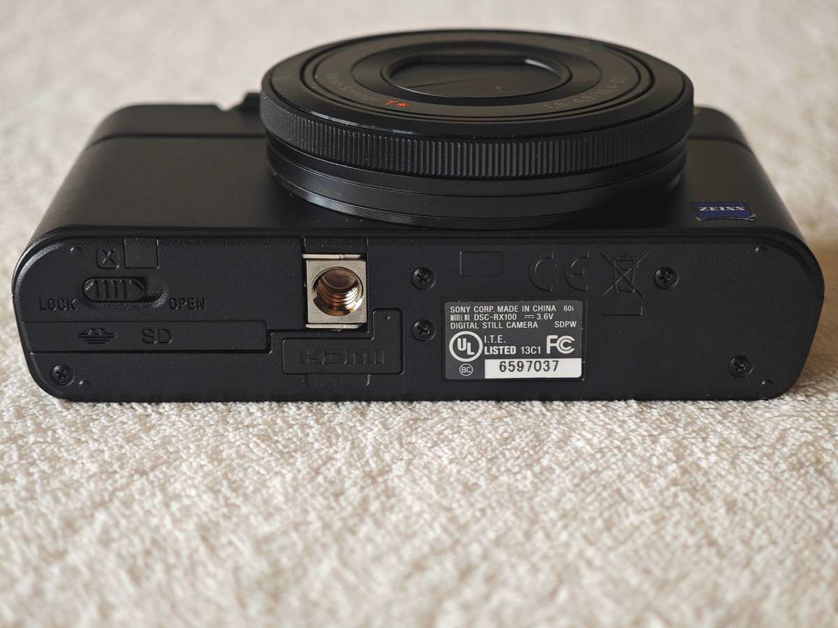 Sony RX100 (Mark 1) / 20.2MP / 28-100mm / f1.8-f4.9 / 1080p 60fps - Compact Digital Camera