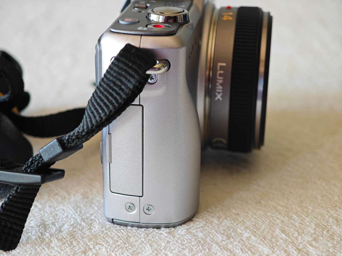 Panasonic Lumix DMC-GF2W 12.1MP / 14mm And 14-42mm Lens - Micro Four Thirds Camera