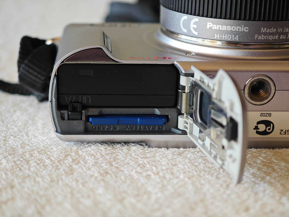 Panasonic Lumix DMC-GF2W 12.1MP / 14mm And 14-42mm Lens - Micro Four Thirds Camera