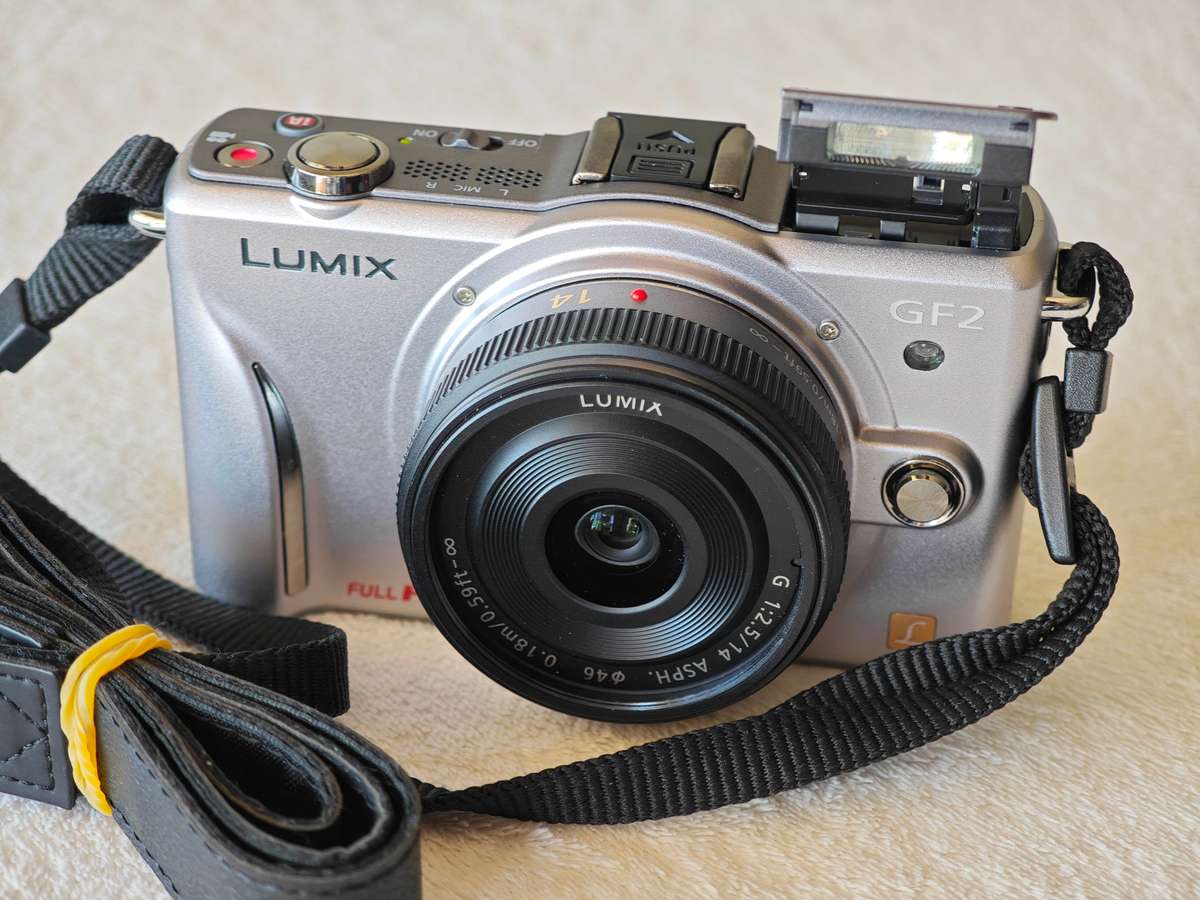 Panasonic Lumix DMC-GF2W 12.1MP / 14mm And 14-42mm Lens - Micro Four Thirds Camera