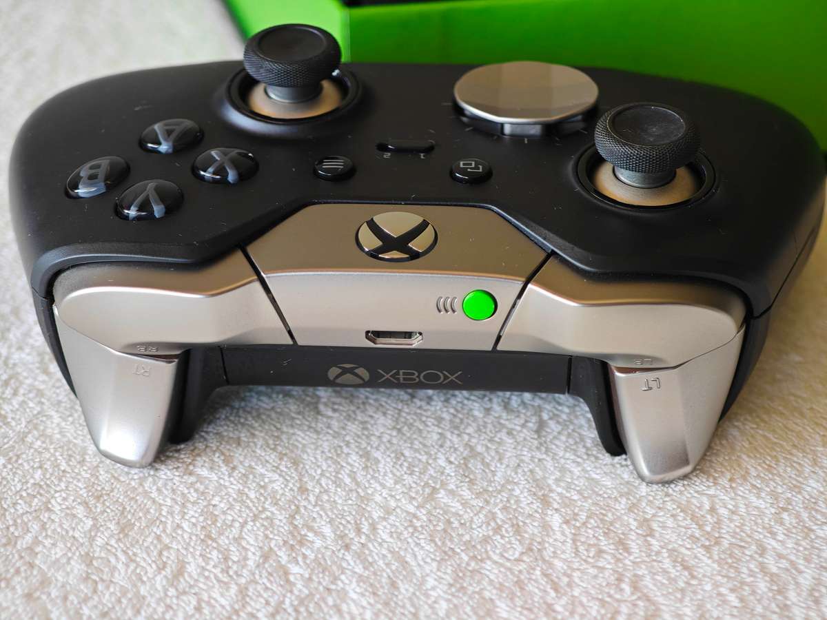Xbox Elite Wireless Controller - Xbox One / Windows