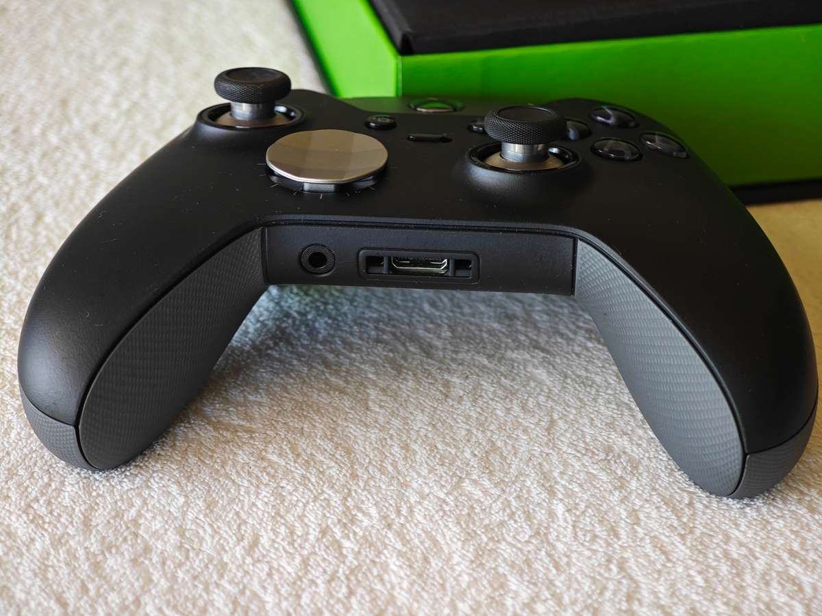 Xbox Elite Wireless Controller - Xbox One / Windows