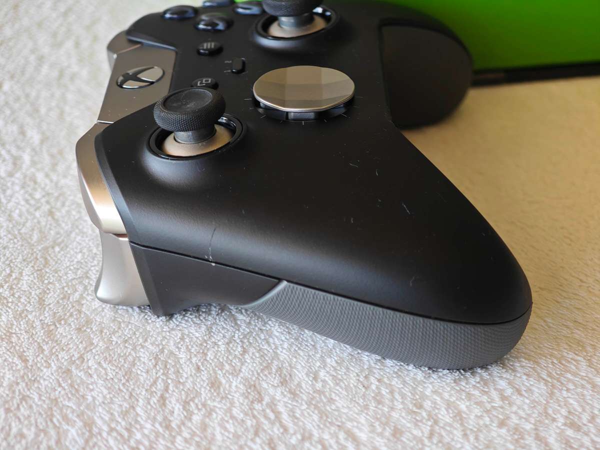 Xbox Elite Wireless Controller - Xbox One / Windows