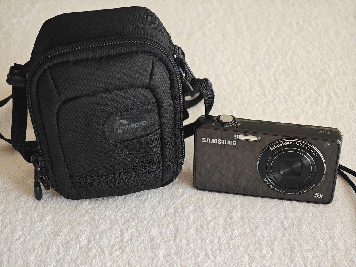 Samsung ST700 / Front LCD / 16.1MP / 5x Zoom - Compact Digital Camera
