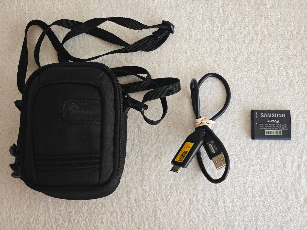 Samsung ST700 / Front LCD / 16.1MP / 5x Zoom - Compact Digital Camera