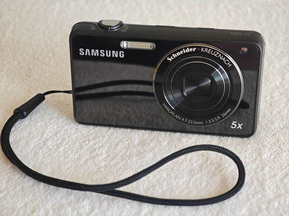 Samsung ST700 / Front LCD / 16.1MP / 5x Zoom - Compact Digital Camera
