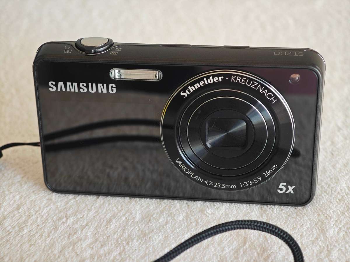 Samsung ST700 / Front LCD / 16.1MP / 5x Zoom - Compact Digital Camera