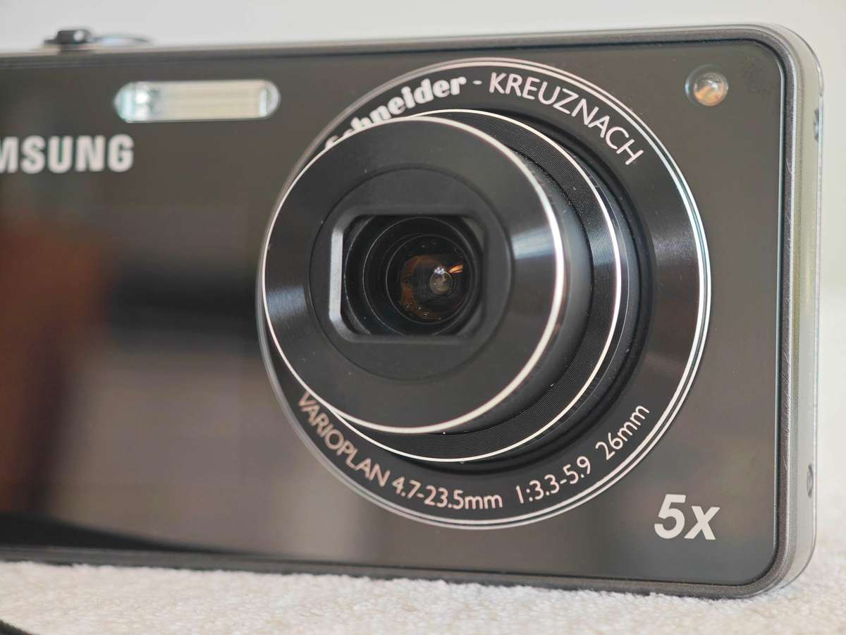 Samsung ST700 / Front LCD / 16.1MP / 5x Zoom - Compact Digital Camera