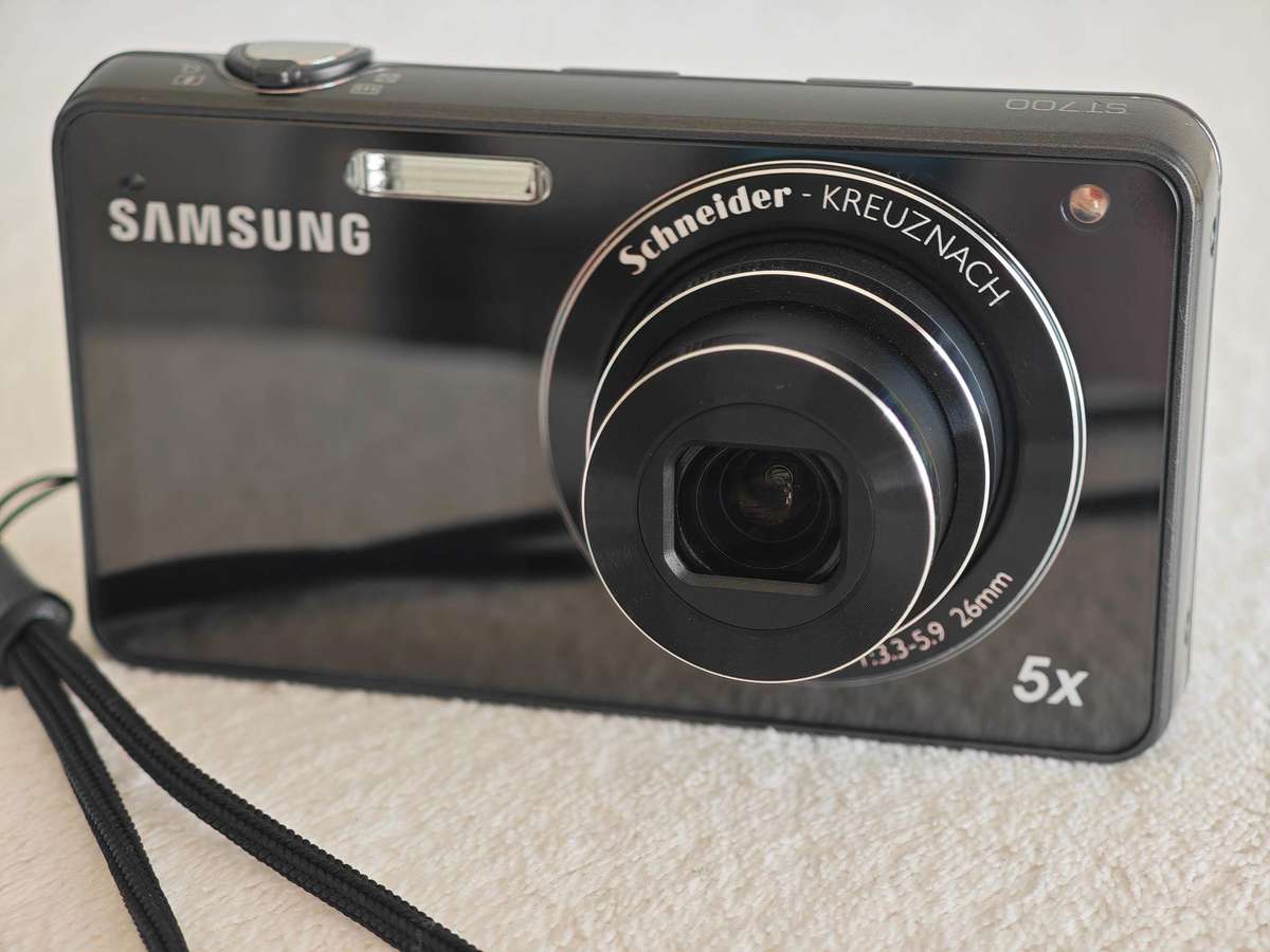 Samsung ST700 / Front LCD / 16.1MP / 5x Zoom - Compact Digital Camera