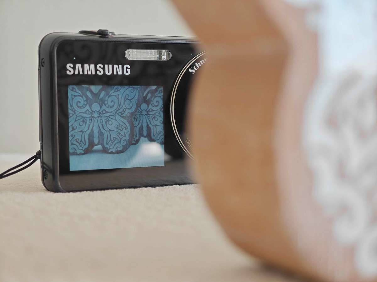 Samsung ST700 / Front LCD / 16.1MP / 5x Zoom - Compact Digital Camera