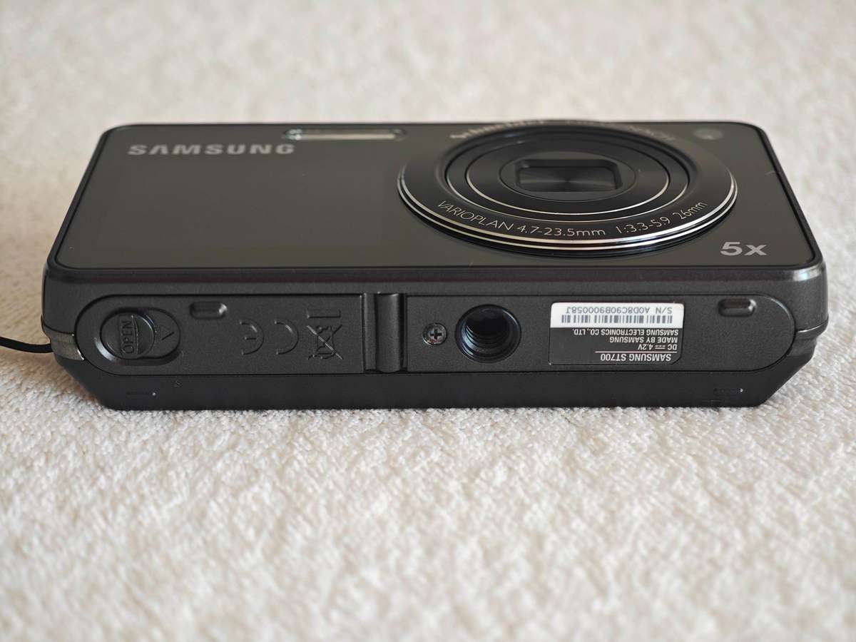 Samsung ST700 / Front LCD / 16.1MP / 5x Zoom - Compact Digital Camera