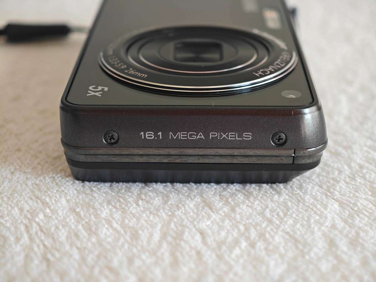 Samsung ST700 / Front LCD / 16.1MP / 5x Zoom - Compact Digital Camera