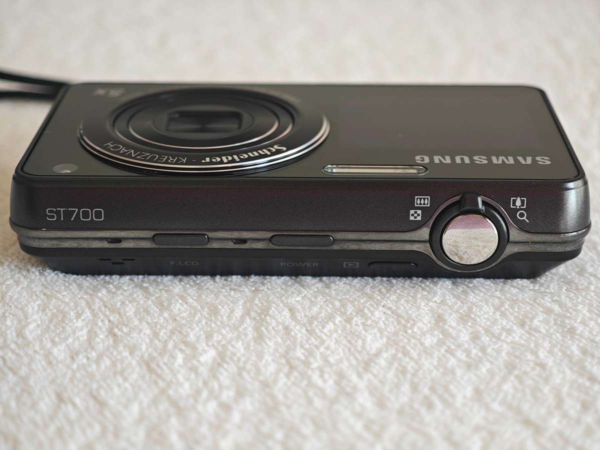Samsung ST700 / Front LCD / 16.1MP / 5x Zoom - Compact Digital Camera