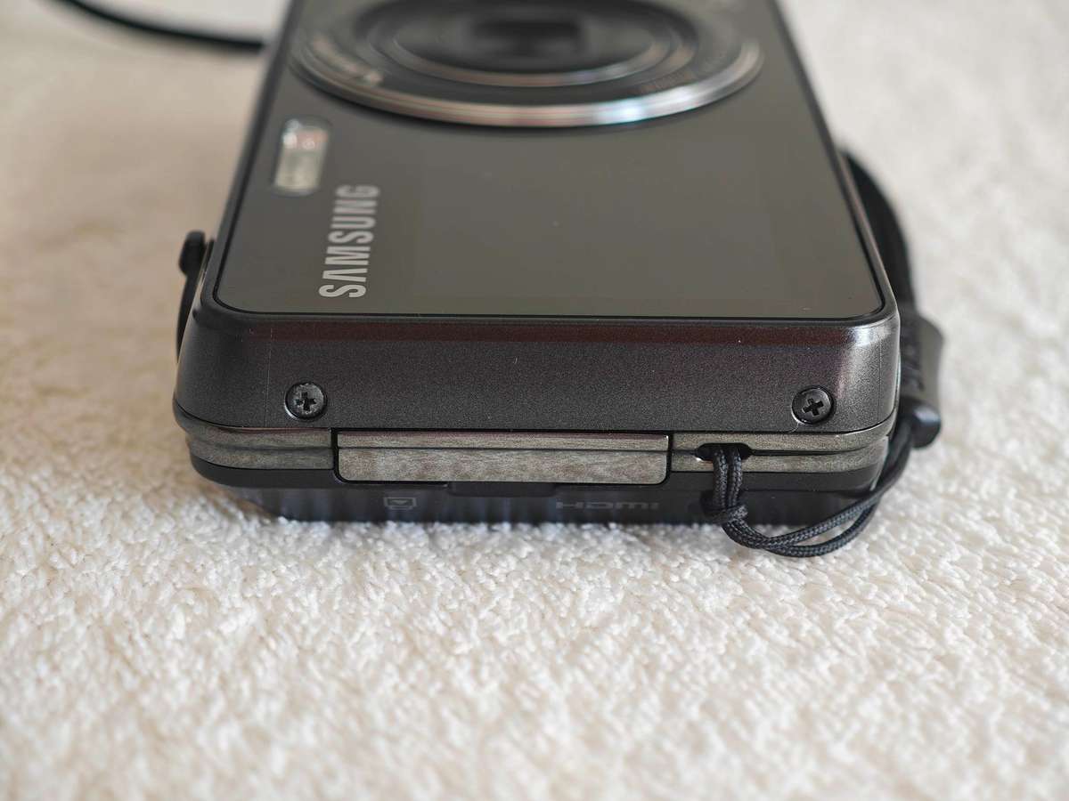 Samsung ST700 / Front LCD / 16.1MP / 5x Zoom - Compact Digital Camera
