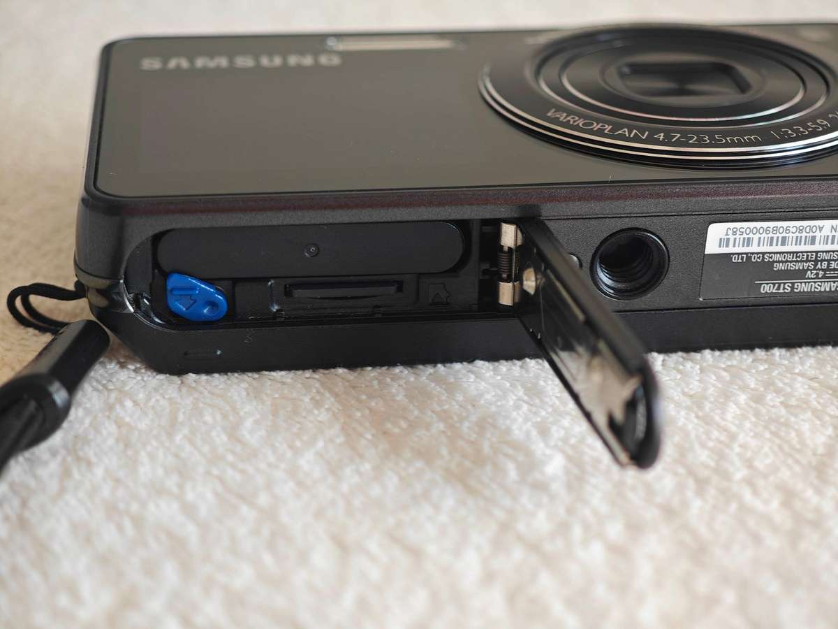 Samsung ST700 / Front LCD / 16.1MP / 5x Zoom - Compact Digital Camera