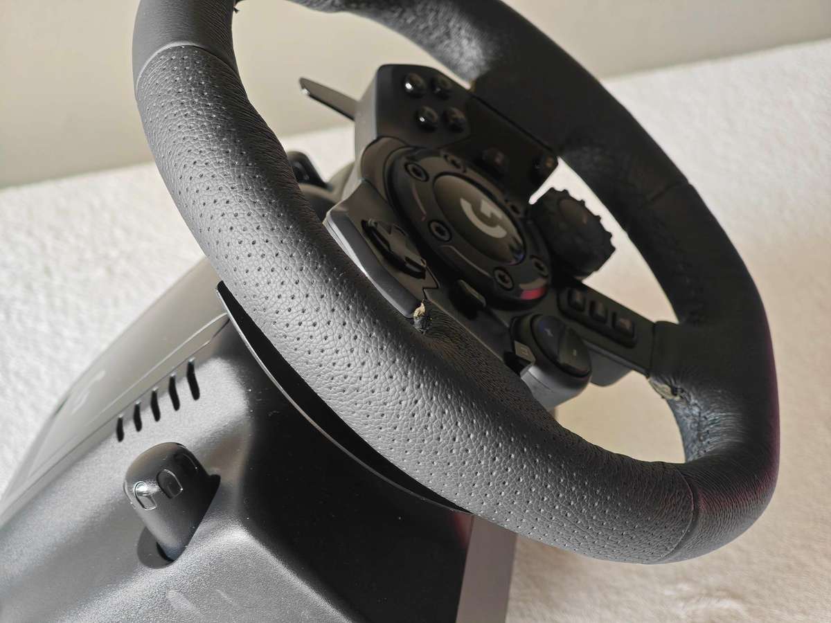 Logitech G923 TRUEFORCE Racing Wheel (PS5, PS4, PC)