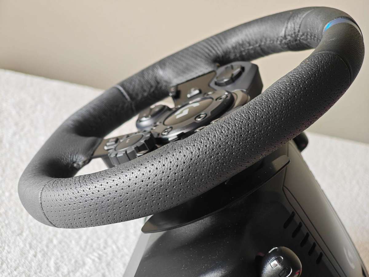 Logitech G923 TRUEFORCE Racing Wheel (PS5, PS4, PC)