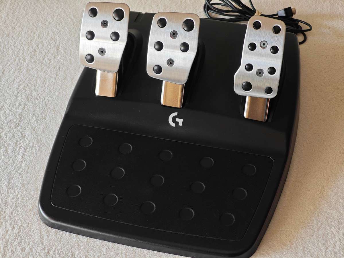 Logitech G923 TRUEFORCE Racing Wheel (PS5, PS4, PC)