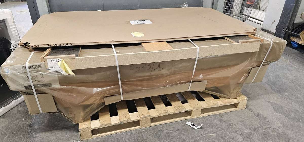 EASI8 COIN-OPERATED POOL TABLE