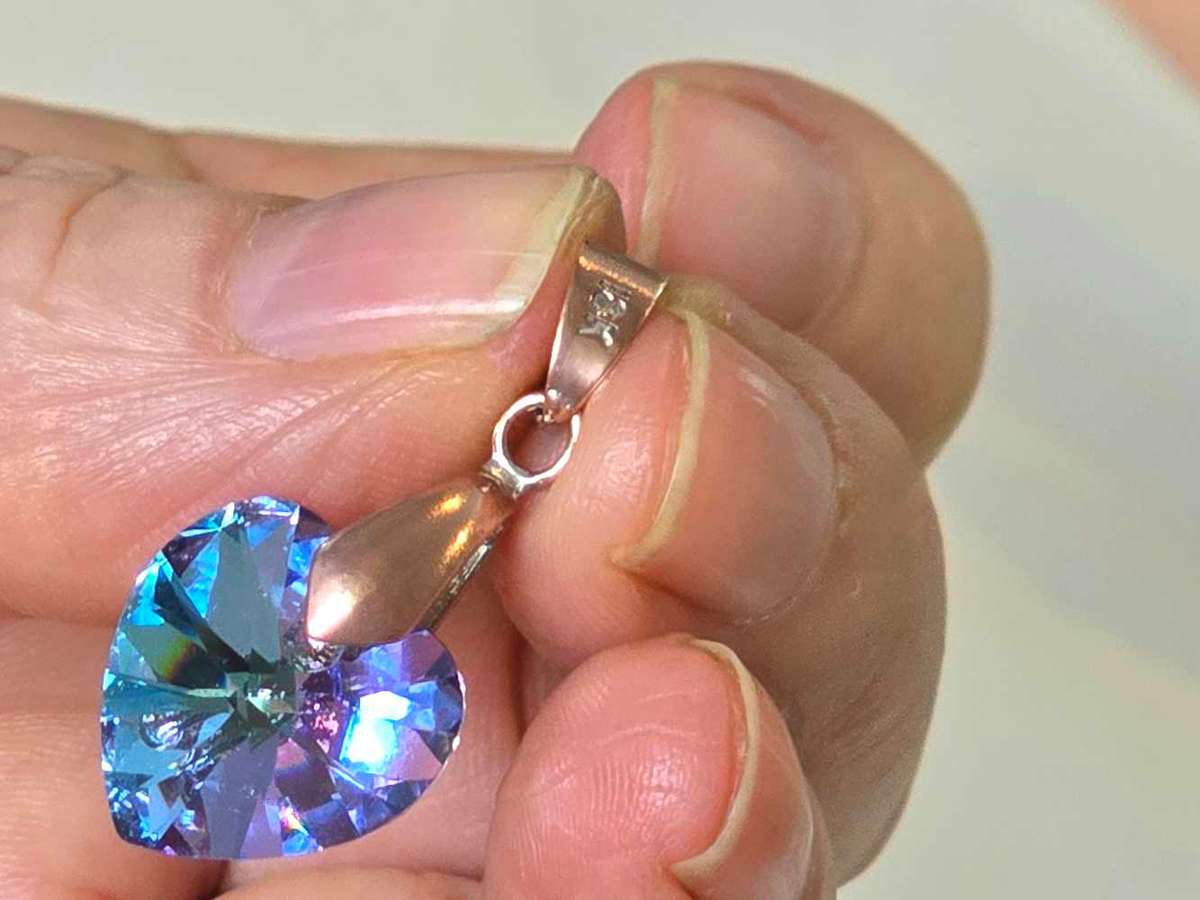 18 K gold bale including FREE CHAIN & FREE SWAROVSKI CRYSTAL HEART