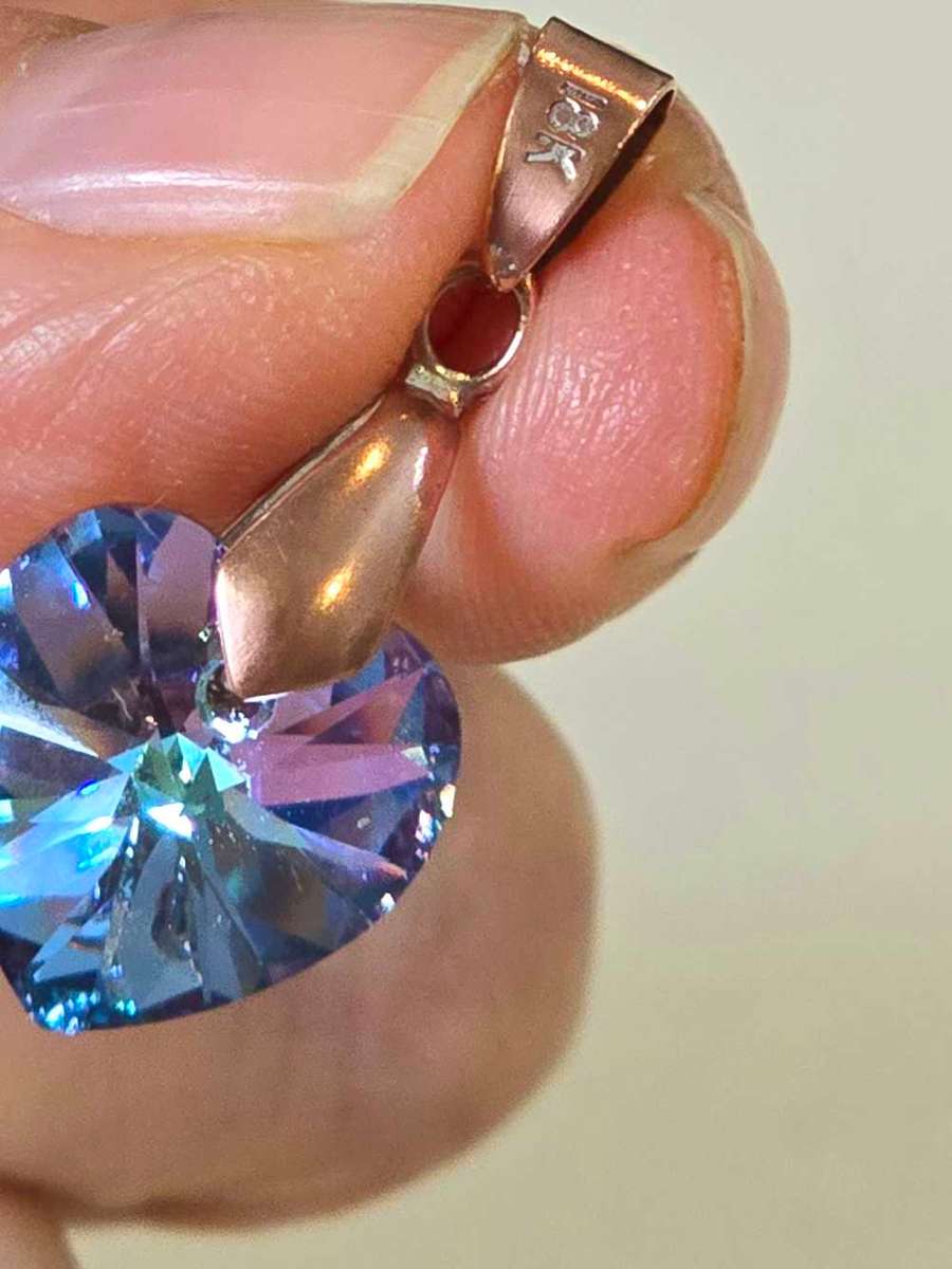 18 K gold bale including FREE CHAIN & FREE SWAROVSKI CRYSTAL HEART