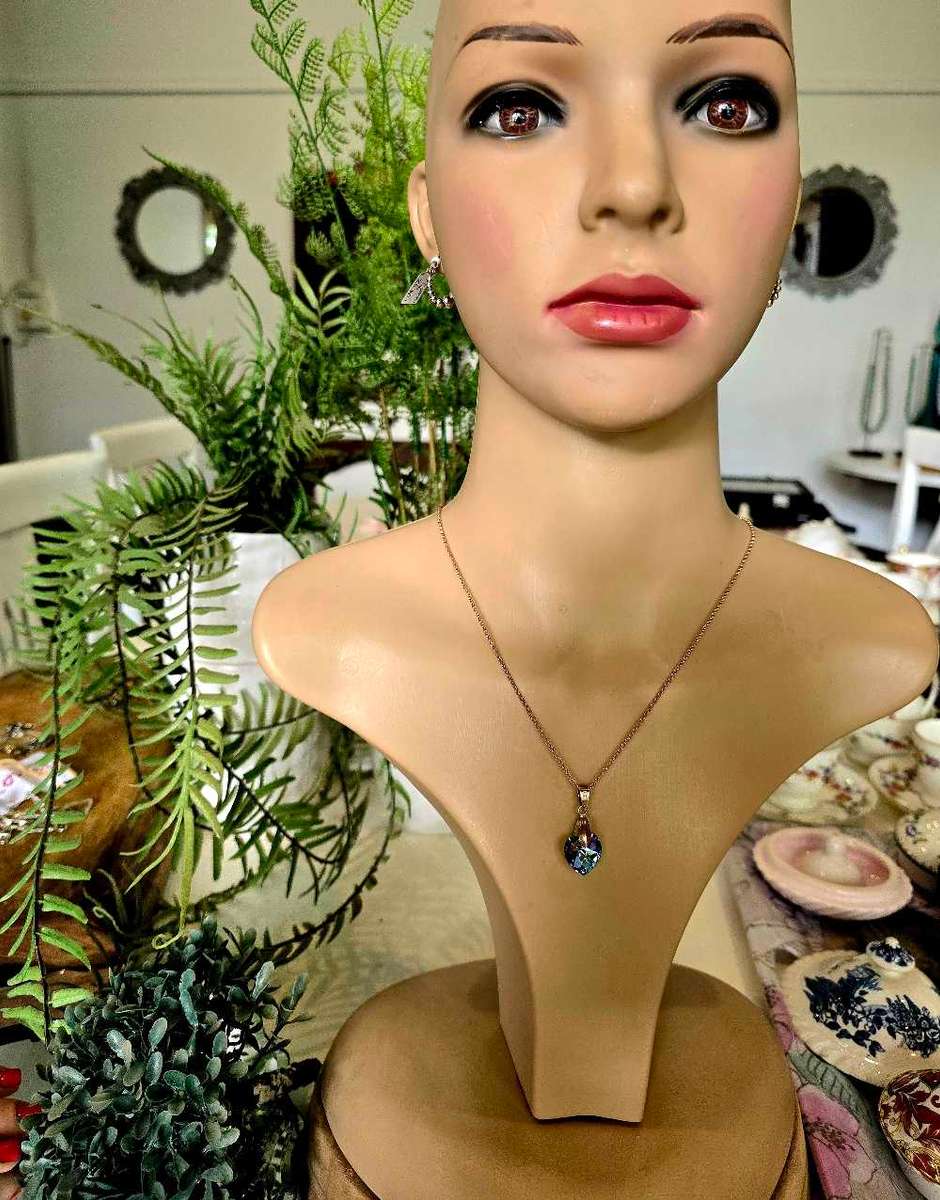 18 K gold bale including FREE CHAIN & FREE SWAROVSKI CRYSTAL HEART