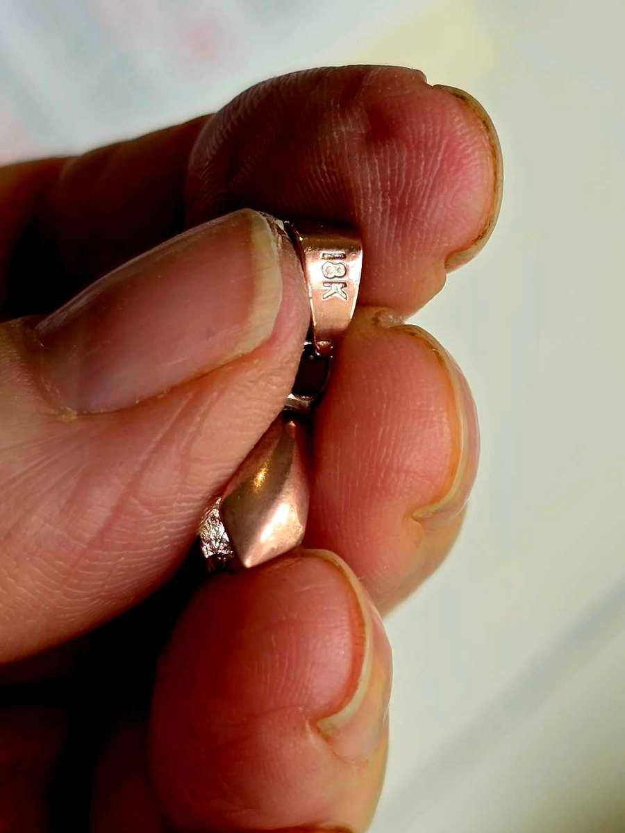 18 K gold bale including FREE CHAIN & FREE SWAROVSKI CRYSTAL HEART