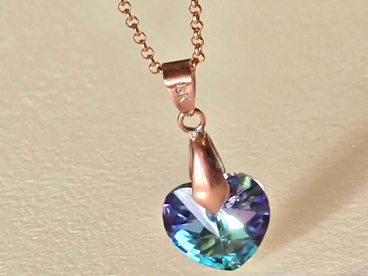 18 K gold bale including FREE CHAIN & FREE SWAROVSKI CRYSTAL HEART