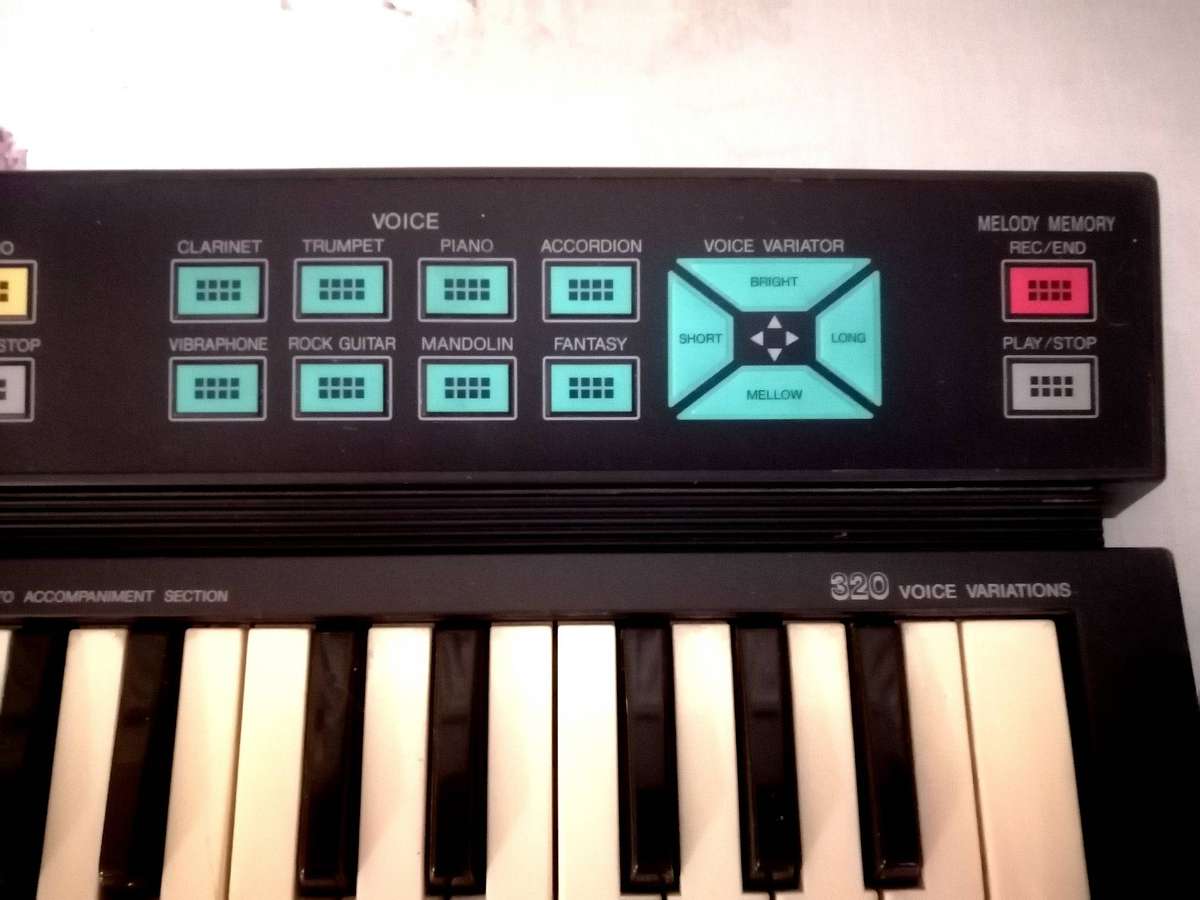 Vintage Yamaha PortaSound PSS-80 Electronic Keyboard Synthesizer.