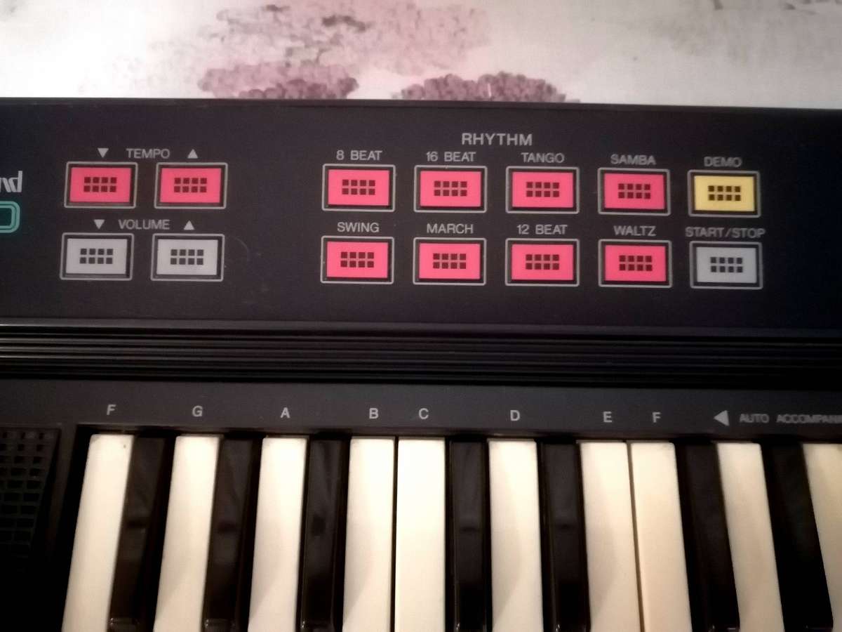 Vintage Yamaha PortaSound PSS-80 Electronic Keyboard Synthesizer.