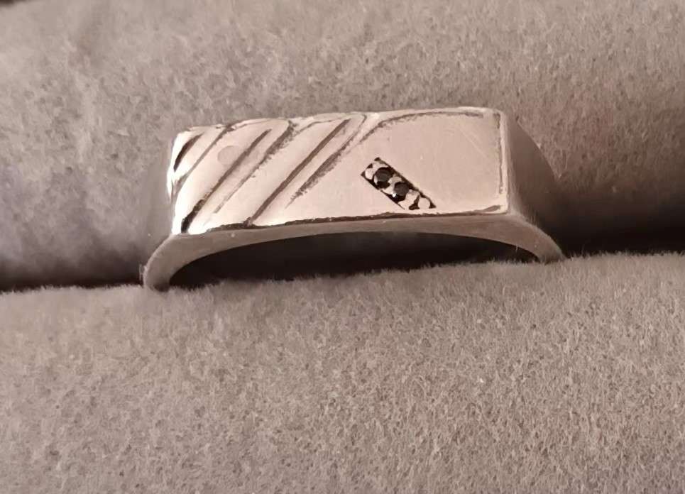 Sterling Silver Men`s Ring. 5.05g. Size P.