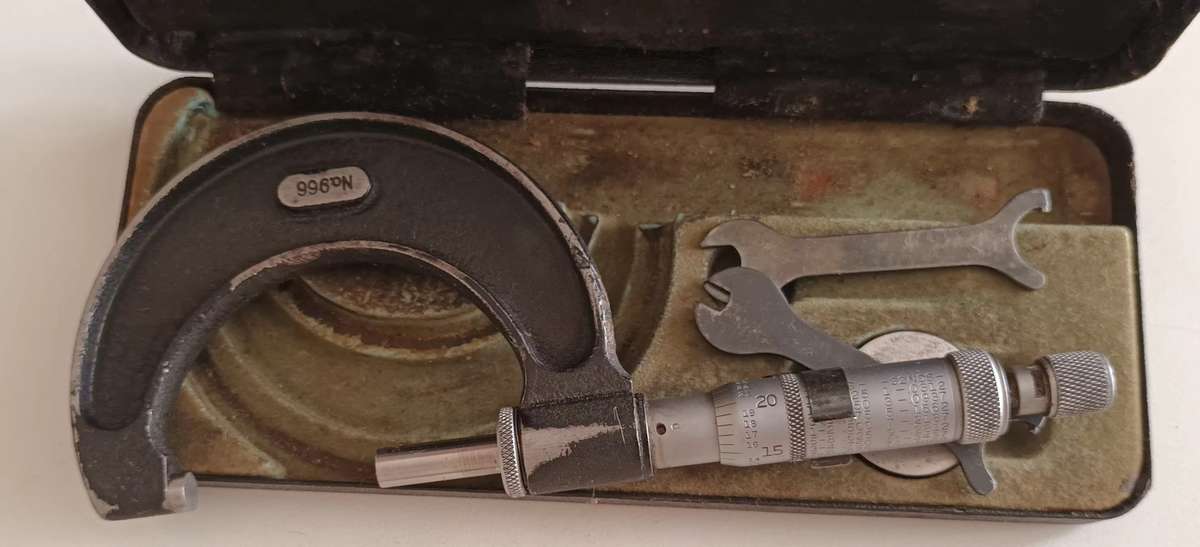 Vintage 1-2" Micrometre - Moore & Wright. Made in Sheffield England. Model 966.
