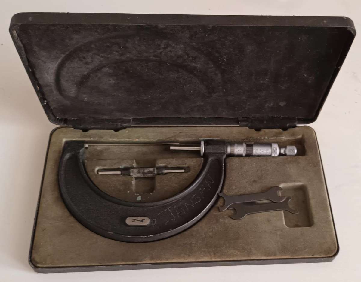 Vintage 3-4" Micrometre - Moore & Wright. Made in Sheffield England. Model 966.