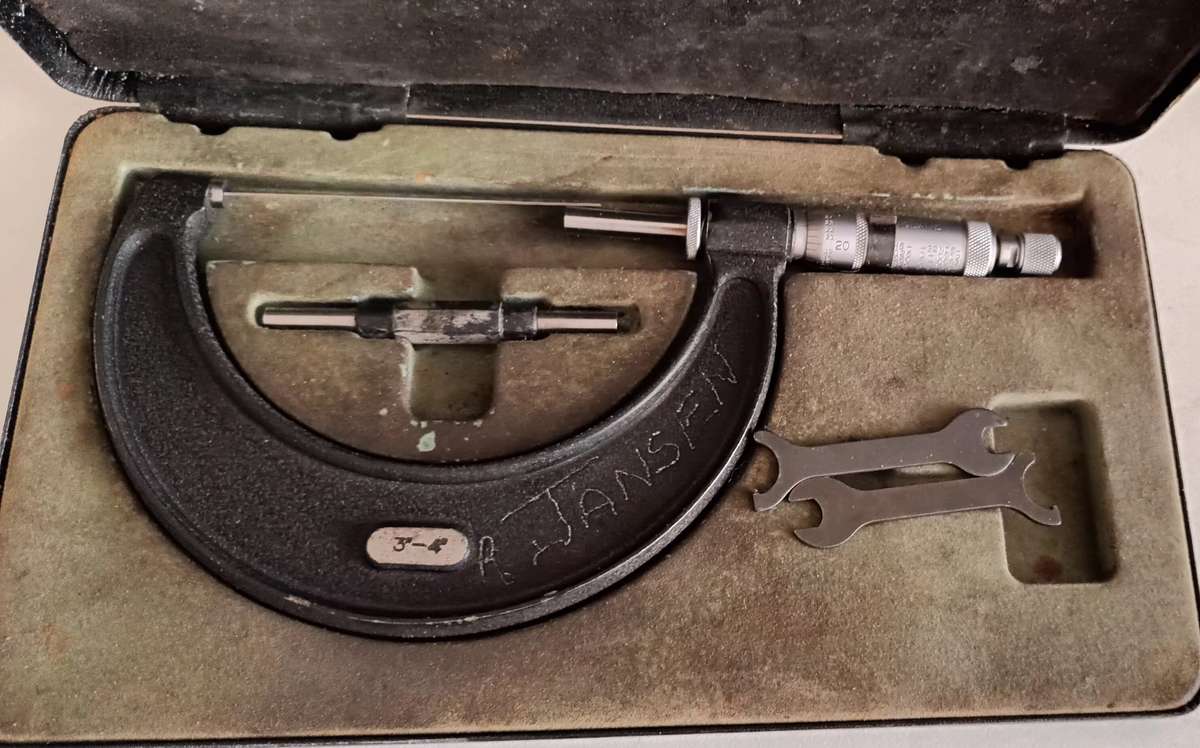 Vintage 3-4" Micrometre - Moore & Wright. Made in Sheffield England. Model 966.