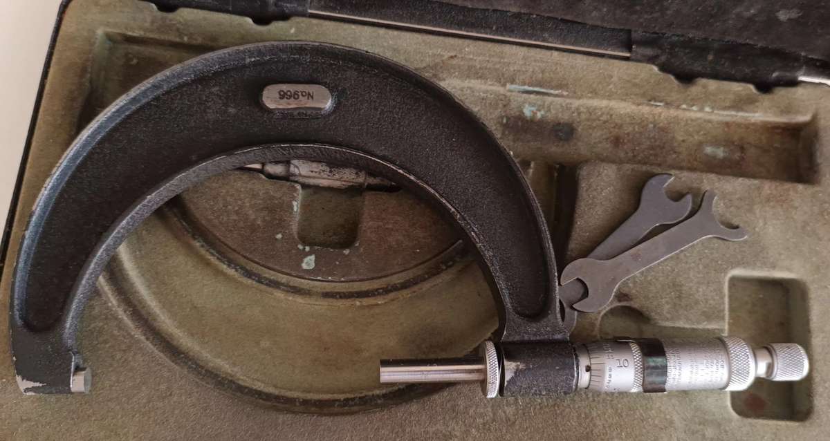 Vintage 3-4" Micrometre - Moore & Wright. Made in Sheffield England. Model 966.