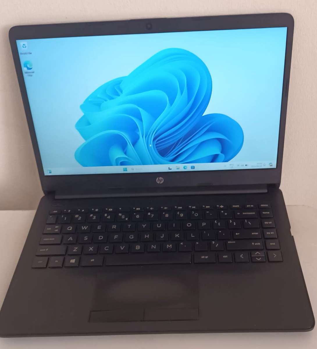 HP Laptop AMD 3020e with Radeon Graphics. Windows 11. Working 100%.