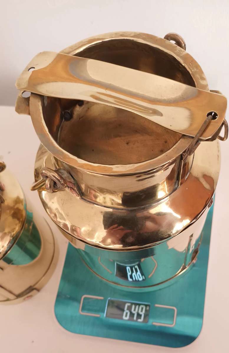 2x Vintage Brass Milk Cans. Beautiful Display Items. Weight 1.134kg. Height 19cm & 15.5cm.