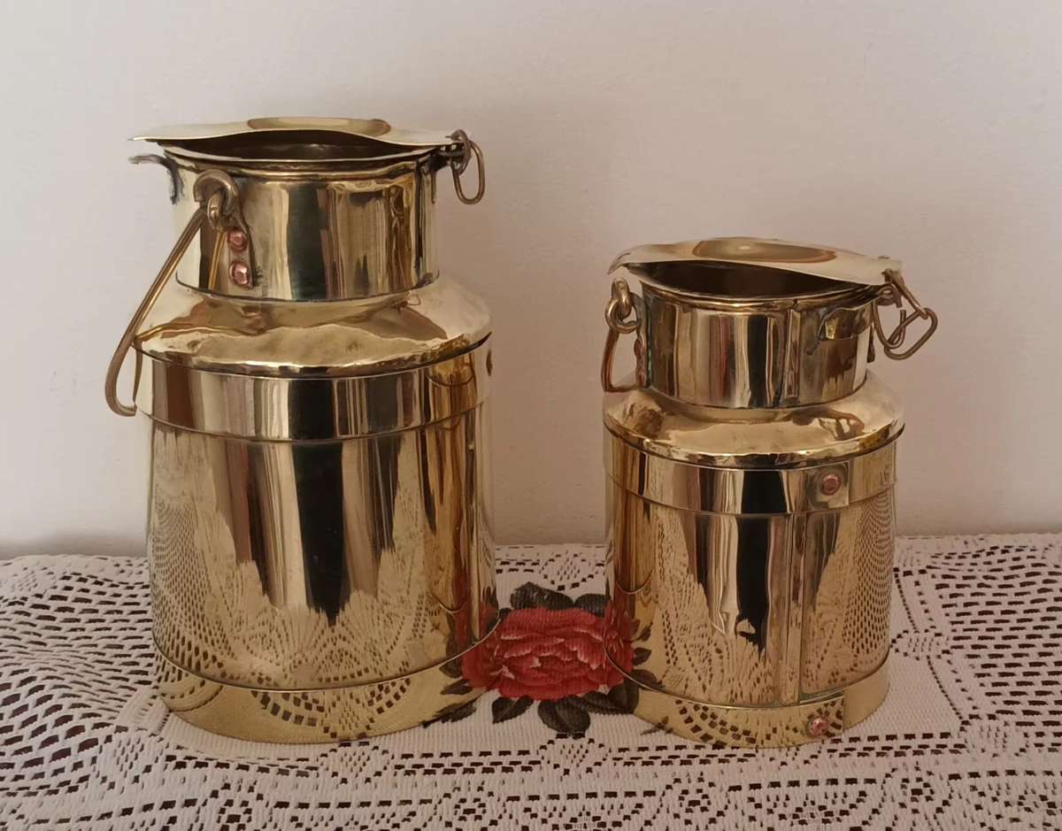 2x Vintage Brass Milk Cans. Beautiful Display Items. Weight 1.134kg. Height 19cm & 15.5cm.