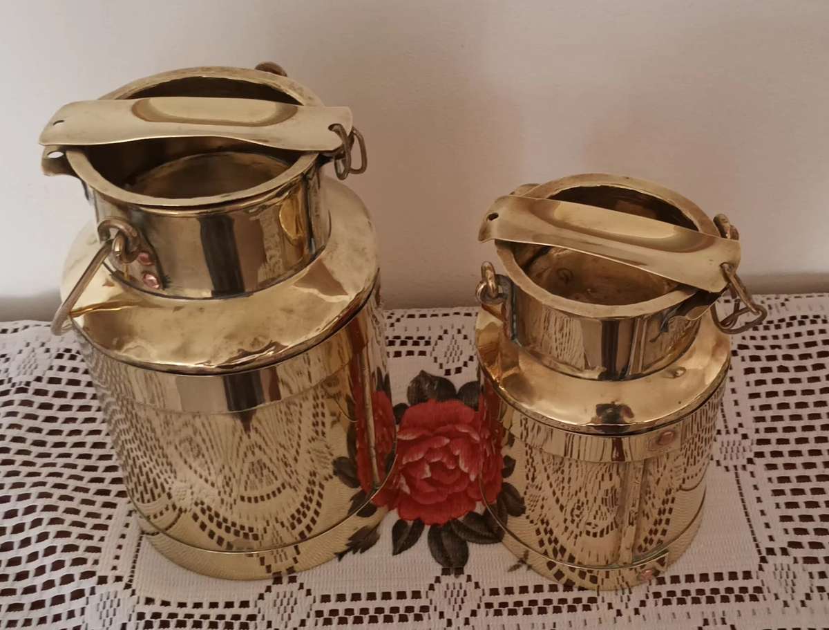 2x Vintage Brass Milk Cans. Beautiful Display Items. Weight 1.134kg. Height 19cm & 15.5cm.