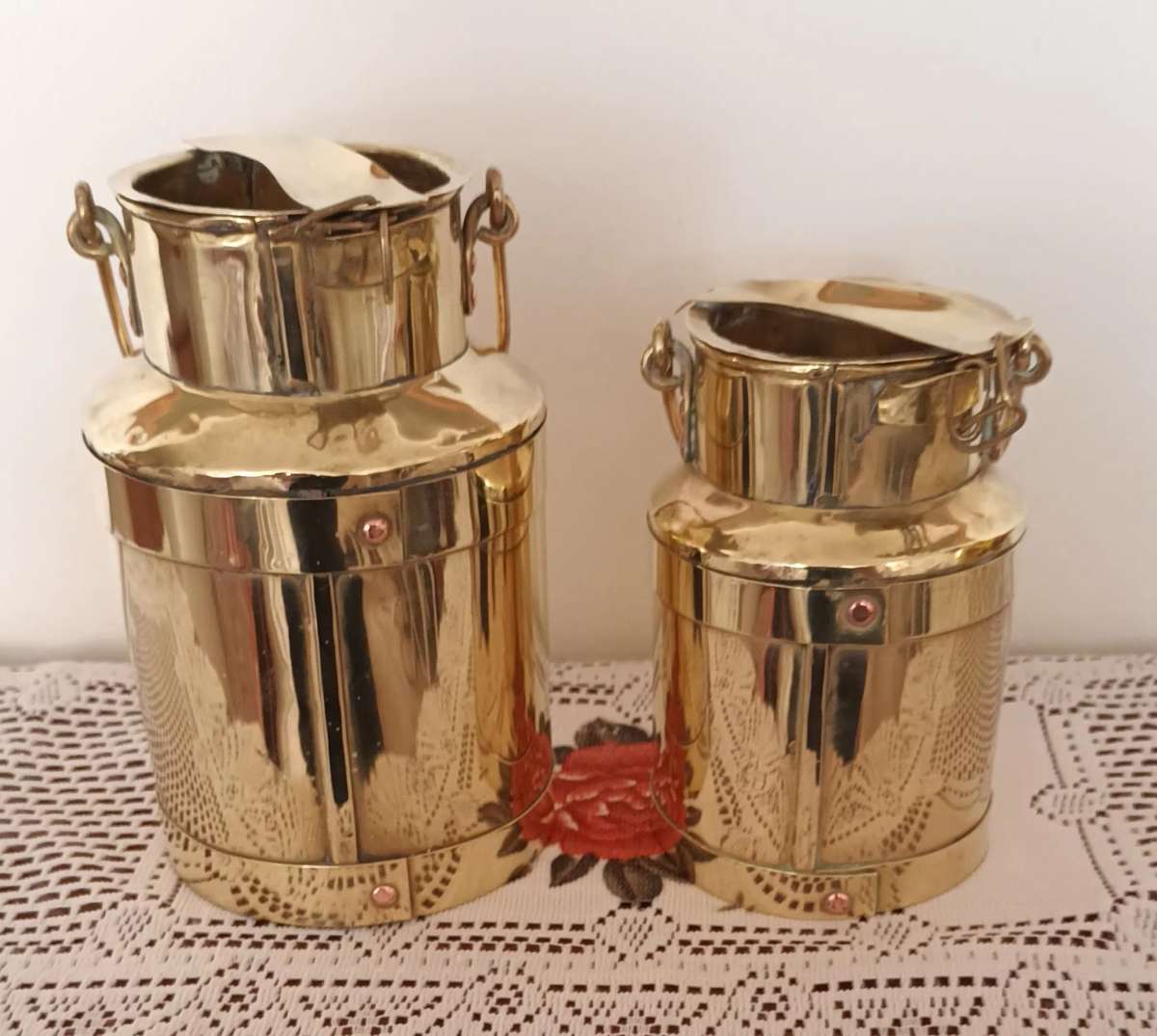 2x Vintage Brass Milk Cans. Beautiful Display Items. Weight 1.134kg. Height 19cm & 15.5cm.