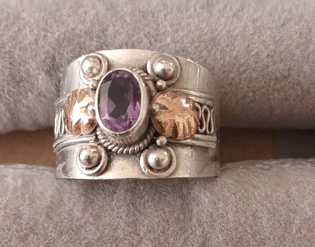 Exquisite Sterling Silver Ring with Gold insets and Amethyst. 4.9g. Size O 1/2.