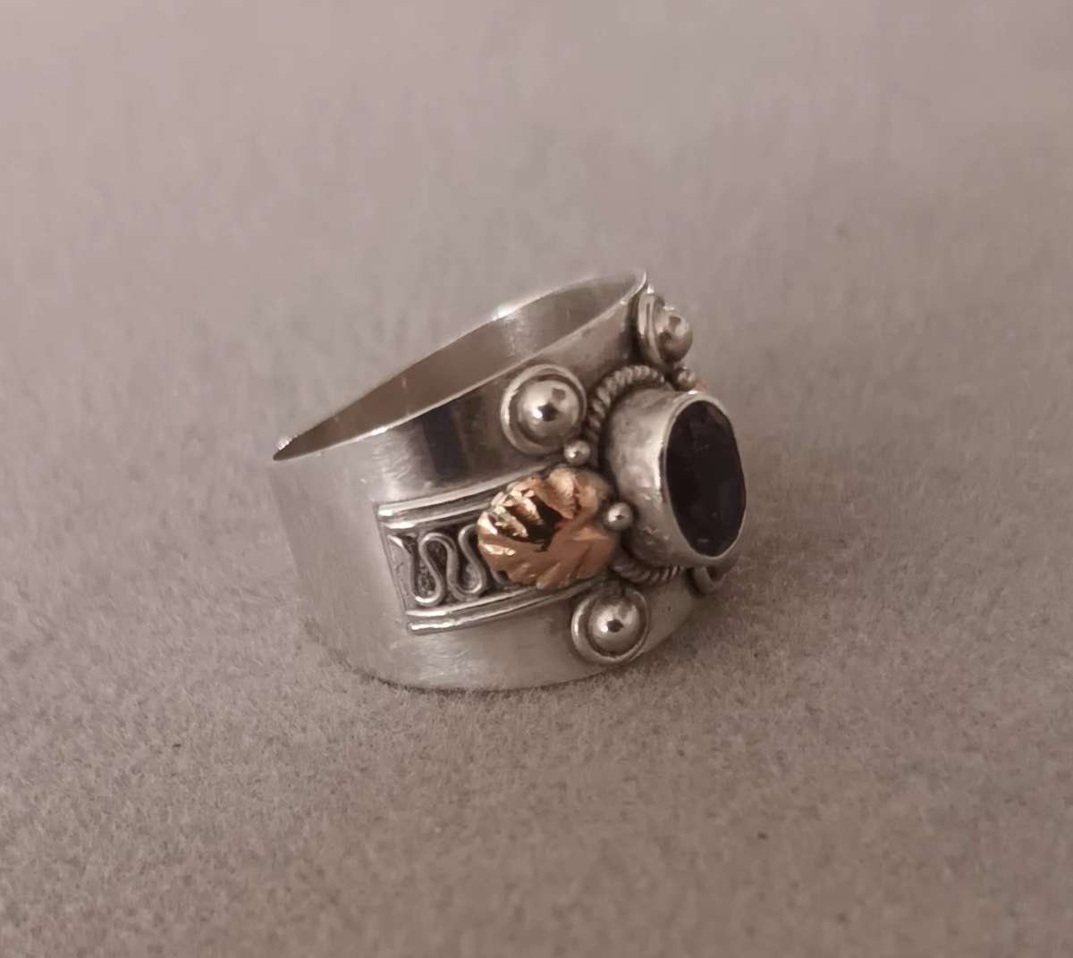 Exquisite Sterling Silver Ring with Gold insets and Amethyst. 4.9g. Size O 1/2.