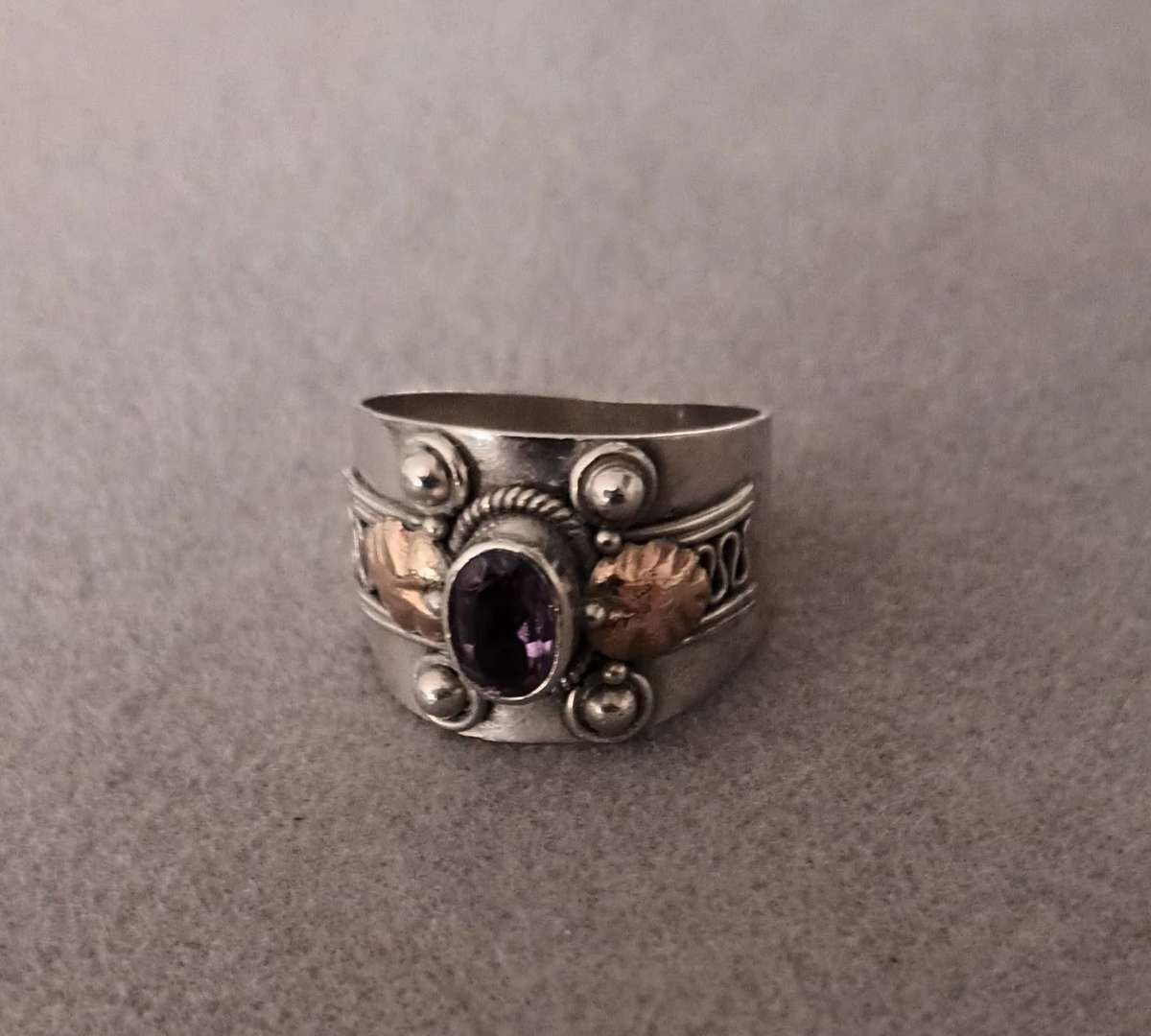 Exquisite Sterling Silver Ring with Gold insets and Amethyst. 4.9g. Size O 1/2.