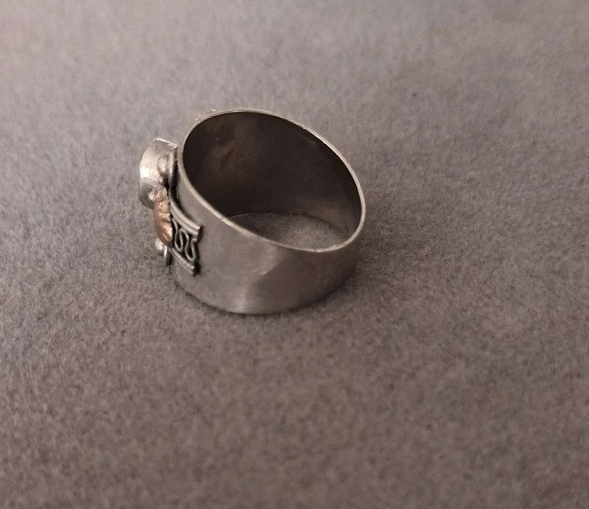 Exquisite Sterling Silver Ring with Gold insets and Amethyst. 4.9g. Size O 1/2.