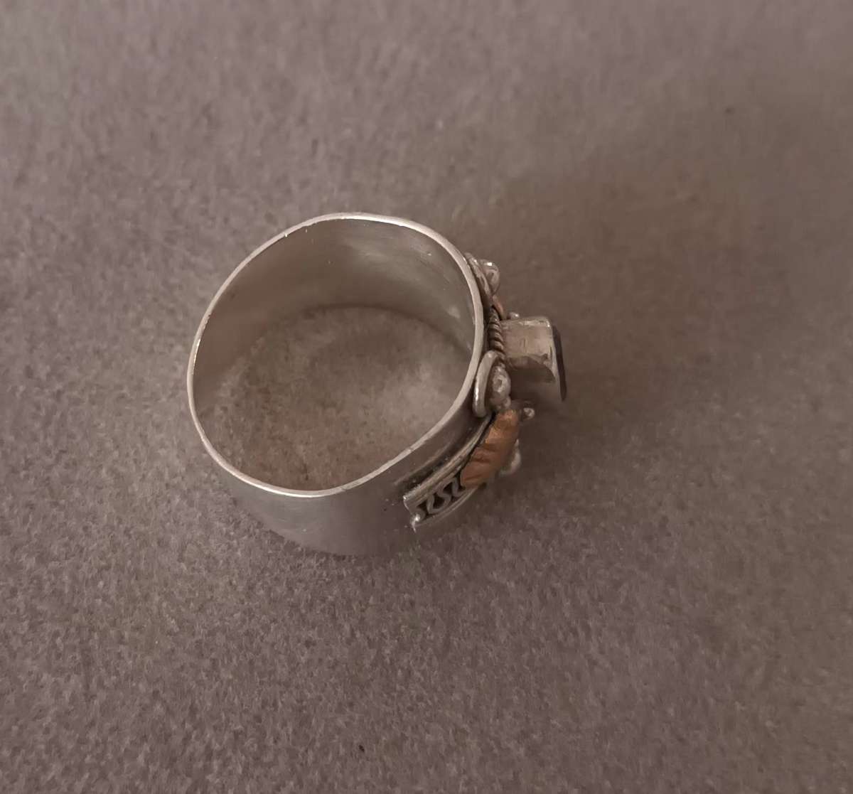 Exquisite Sterling Silver Ring with Gold insets and Amethyst. 4.9g. Size O 1/2.