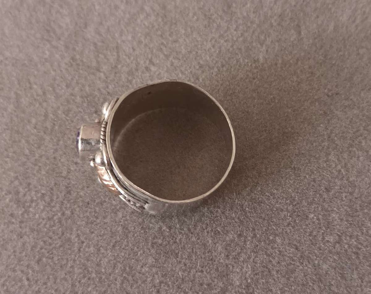 Exquisite Sterling Silver Ring with Gold insets and Amethyst. 4.9g. Size O 1/2.