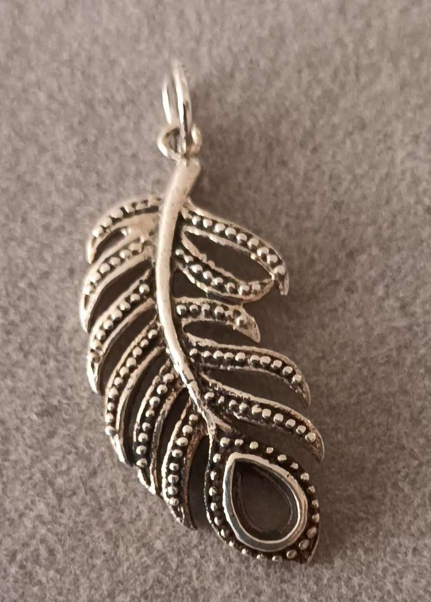 Stunning Sterling Silver Feather Pendant. 33x15mm.