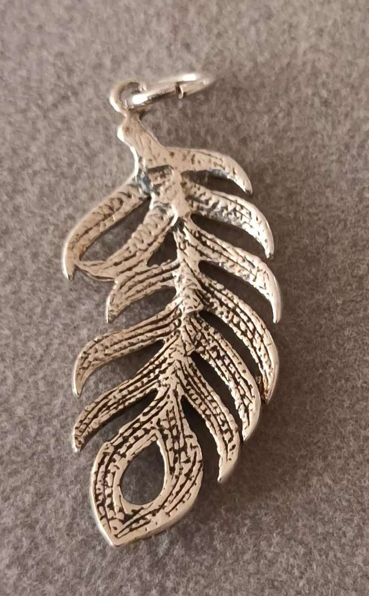 Stunning Sterling Silver Feather Pendant. 33x15mm.