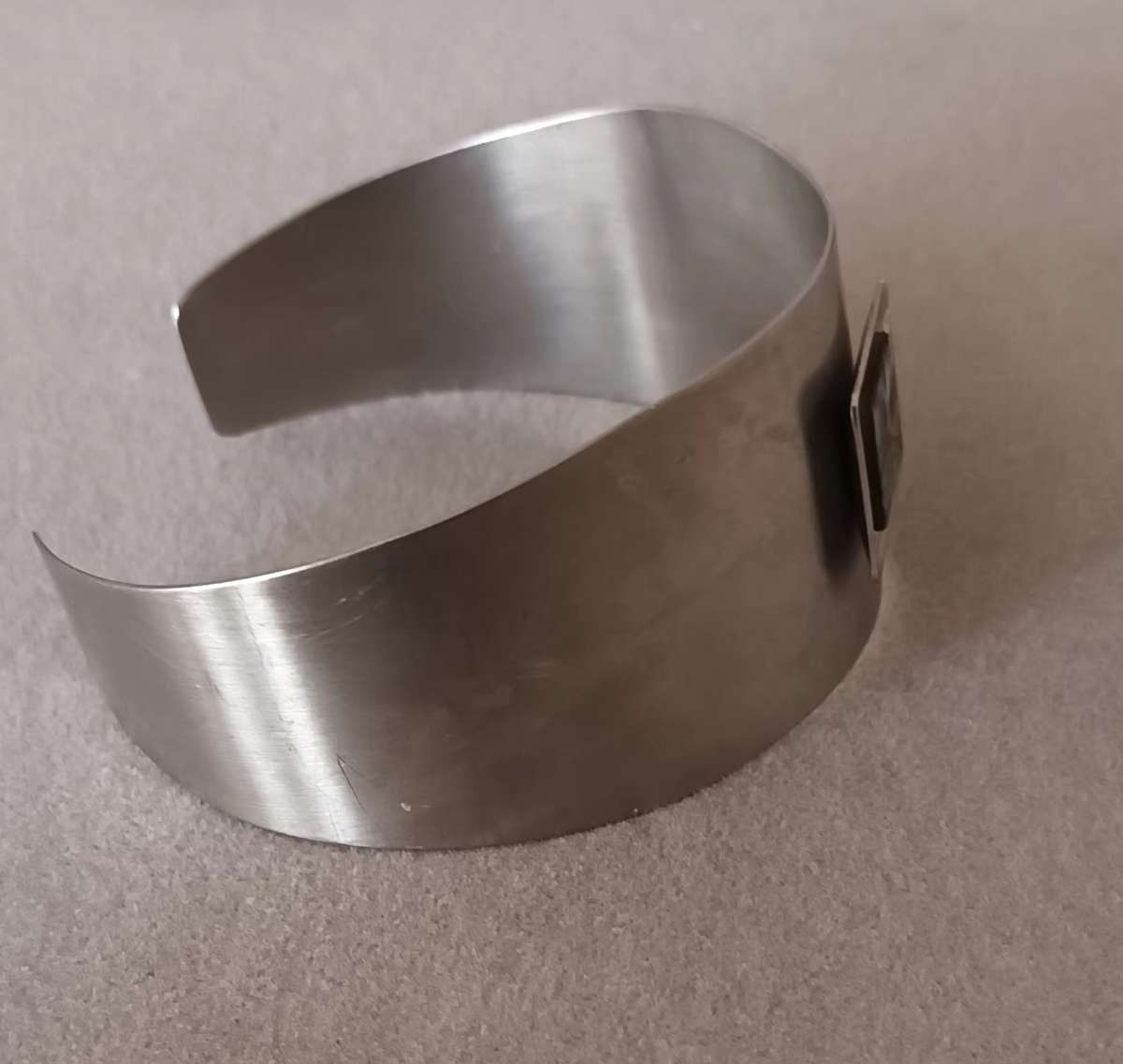 Trendy Bangle with Abalone Insert. 60mm.