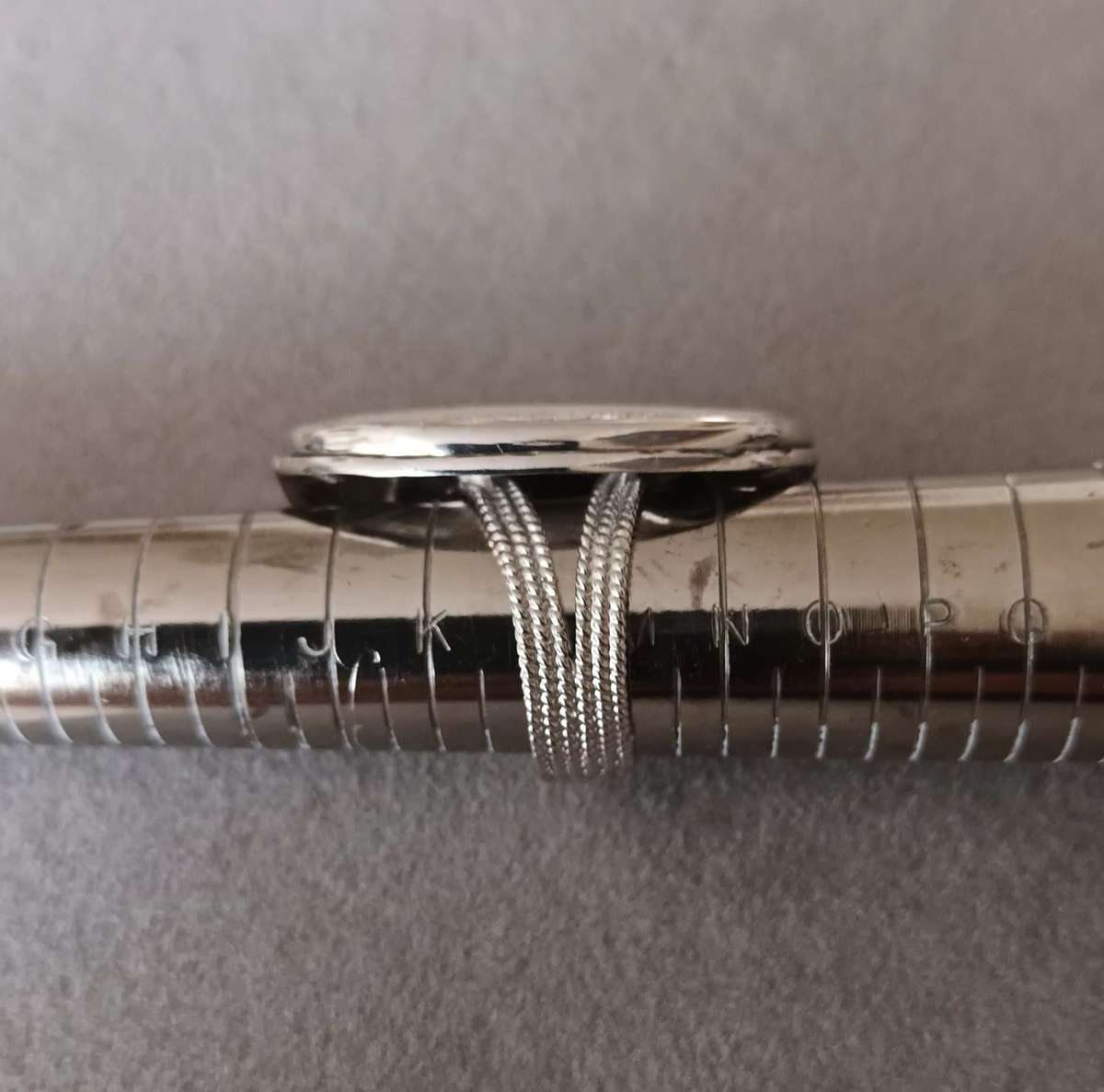 Exquisite Sterling Silver Ring. 11.2g.